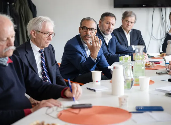 El diario L’Opinion organizó en su sede de París una mesa redonda con el Secretario General, Presidente de la Comisión de Ulemas, Sheij Mohammed Al-Issa