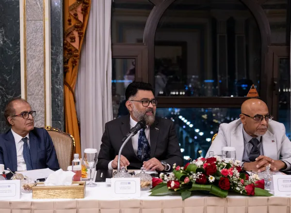 Responsables musulmanes británicos se reúnen con el Secretario General de la Liga del Mundo Islámico en Medina.