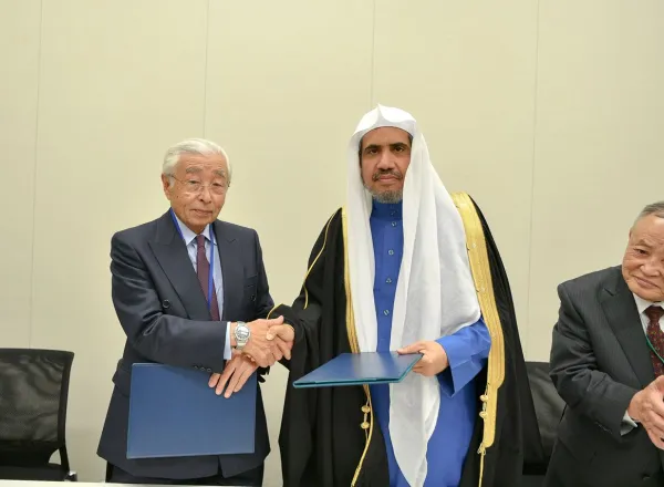 الأمير أوكمیتسو هیروهاشي عم الامبراطور الياباني خلال مراسم التوقيع