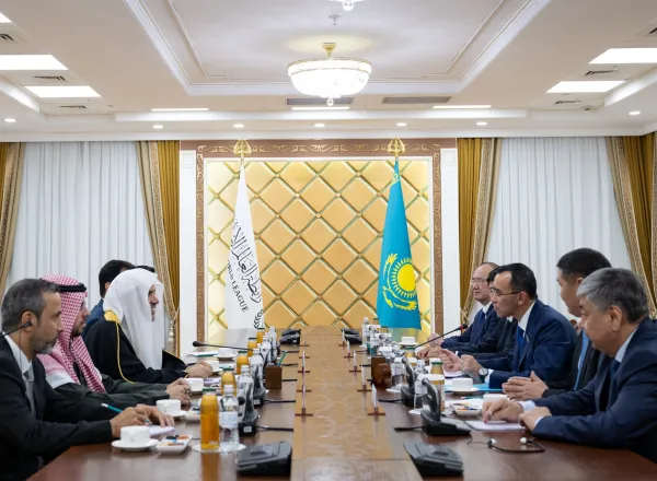 El Secretario General de la Liga del Mundo Islámico, Presidente del Consejo de Ulemas, el Sheij Mohammed Al-Issa, fue recibido por el Parlamento de Kazajistán, en su sede de la capital, Astaná.