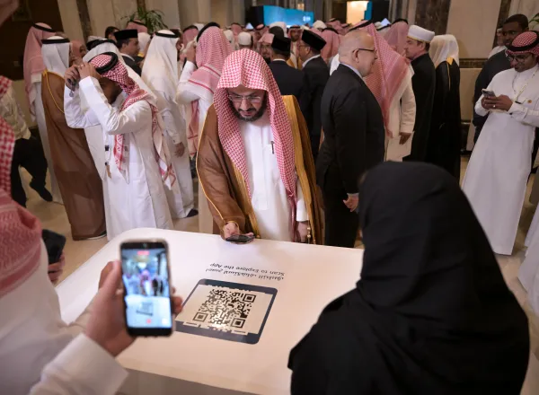 ‪Here are the first moments of the launch of the “Minhaj” app, followed by its installation on the devices of the esteemed scholars and dignitaries, including leading figures from the Muslim world, Muslim minority communities, and other prominent Islamic