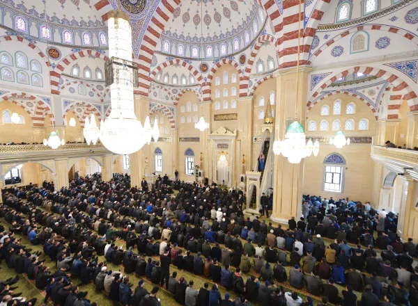معالي الشيخ د. محمد العيسى يلقي خطبة  الجمعة في الجامع الكبير بمدينة غروزني بجمهورية الشيشان بحضور فخامة الرئيس الشيشاني وكبار المفتين والعلماء في العالم الإسلامي.