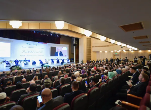 فضيلة الشيخ عبد اللطيف دريان مفتي الجمهورية اللبنانية متحدثاً من موسكو في مؤتمر الرابطة، مستعرضاً معالمَ مهمةً في قيم الإسلام
