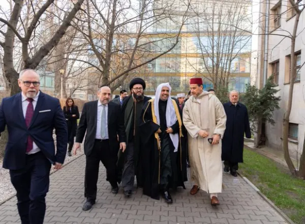 MWL We can only achieve peace by working together