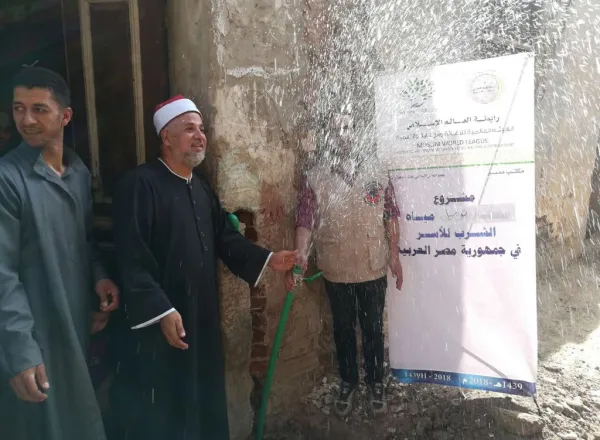 احتفاء بوصول المياه إلى منزل إحدى الأسر