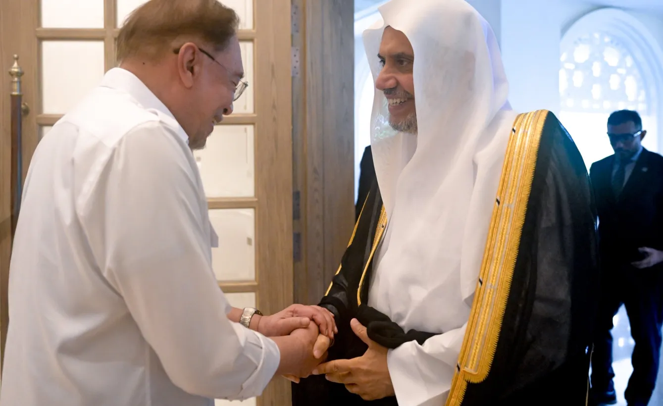 استقبل دولةُ رئيس وزراء ماليزيا، داتو سري أنور إبراهيم، في قصر الضّيافة الماليزي "منزل رئيس الوزراء"، معالي الأمين العام، رئيسَ هيئة علماء المسلمين، فضيلةَ الشيخ د.⁧‫محمد العيسى