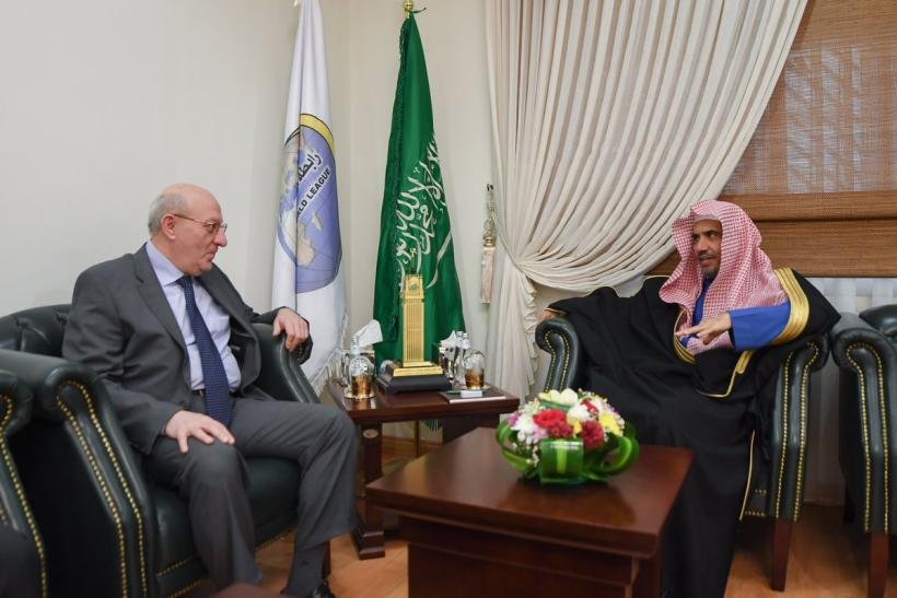 Secrétaire Général de la Ligue Islamique Mondiale recevant cet après-midi à Riyad l'ambassadeur de la République Arabe d'Égypte