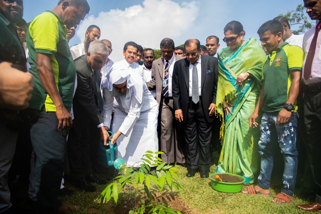 le D.Mohammad Alissa soutient les actions pour l’environnement dans la capitale Colombo et il plante un arbre symbolique en présence du maire et des responsables de l’environnement.