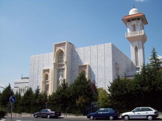 La LIM en partenariat avec le Centre culturel islamique de Madrid a fait don de 6 000 masques et de 1 000 blouses chirurgicales à l'hôpital de Santa Barbara de Soria.