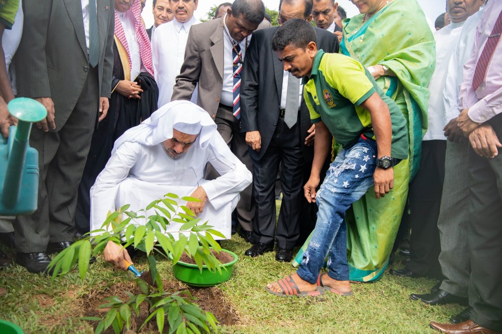 La Charte de La Mecque souligne l'importance de protéger la planète et le droit des générations futures de vivre dans un environnement sain. L'année dernière, au Sri Lanka , Mohammad Alissa s’est joint à des dirigeants pour planter des arbres et promouvoir la durabilité. 