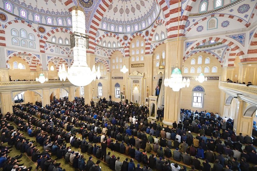 La prière du Vendredi dans la grande mosquée de Grozny