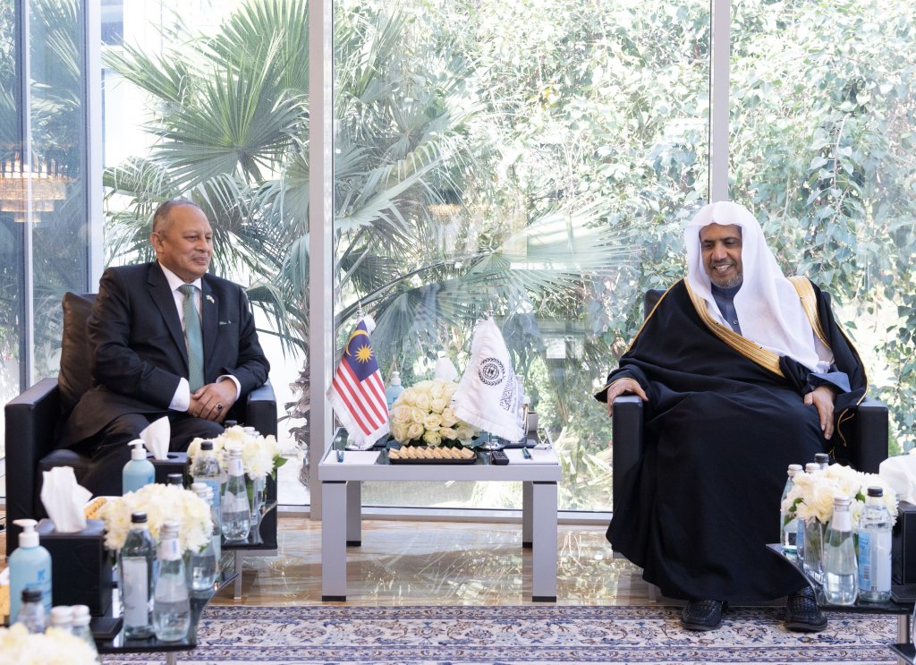 Hari ini, Yang Mulia Syekh Dr.Mohammed AlIssa bertemu dengan  Yang Mulia Duta Besar Kerajaan Malaysia di Arab Saudi, Bpk. Abdul Razzaq bin Abdul Wahab. Dalam pertemuan itu, mereka membahas beberapa isu yang menjadi kepentingan bersama.