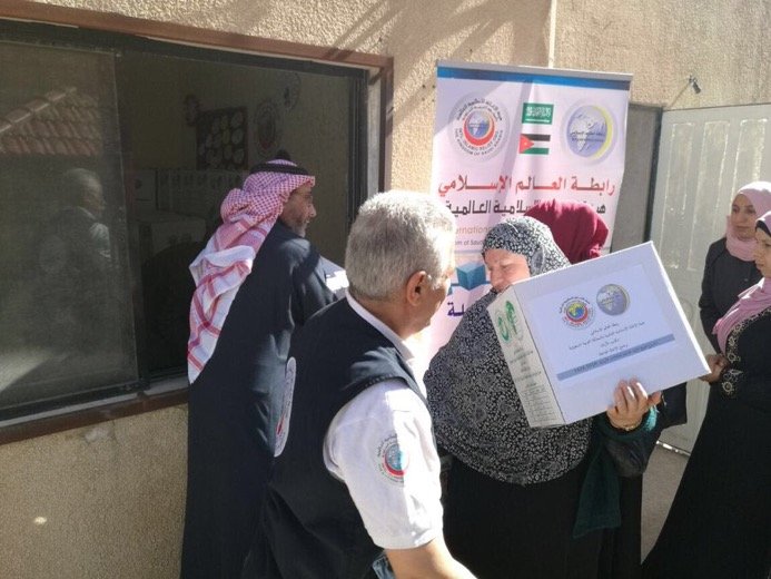 The Muslim World League distributes 3000 food baskets, 1500 blankets and 3000 gas coupons to the Syrian refugees in Jordan