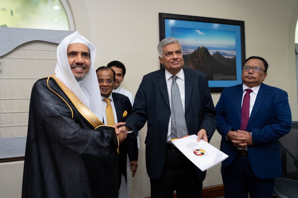Le D.Mohammad Alissa a rencontré à Colombo le Premier Ministre du Sri Lanka qui a loué la période de la visite de la LIM en confirmant la fierté des citoyens musulmans, le SG a confirmé son soutien au Sri Lanka pour renforcer l’harmonie religieuse et éthique.