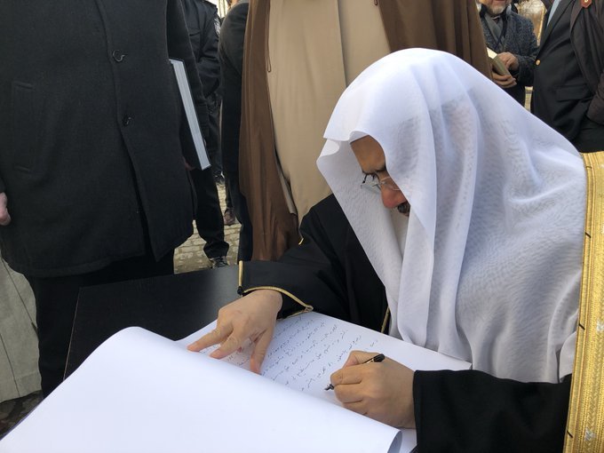 ڈاکٹر محمد العیسی نے آشوٹز میوزیم میں زائرین کی کتاب پر بین المذاہب یکجہتی کا اظہار کرتے ہوئے دستخط کیئے 