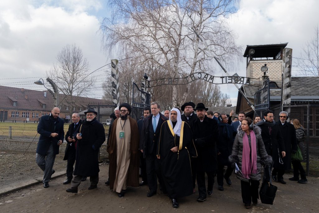 En janvier dernier, MohammadAlissa est devenu le plus haut dirigeant musulman à visiter Auschwitz en commémoration du 75e anniversaire de la libération des camps. La LIM est fermement résolue à combattre l’antisémitisme et le négationnisme.