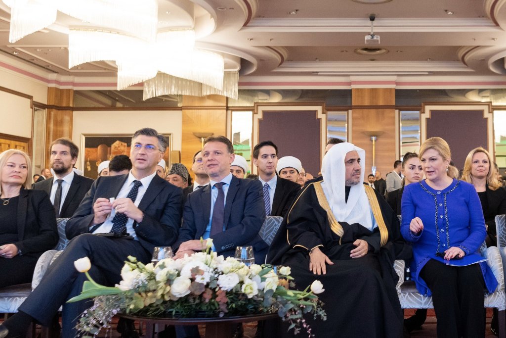 Le SG de la ligue islamique mondiale, Mohammad Alissa et la Présidente de la République de Croatie  à Kolinda GK , ont inauguré la  « conférence sur la fraternité humaine - des bases pour la paix et la sécurité  » à Zagreb.