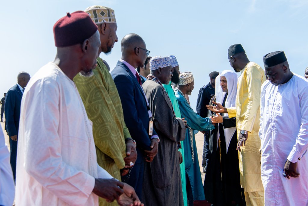 تلبيةً لدعوةٍ من الرئيس الغامبي: معالي الأمين العام، رئيس هيئة علماء المسلمين، الشيخ د.محمد العيسى يصل إلى غامبيا