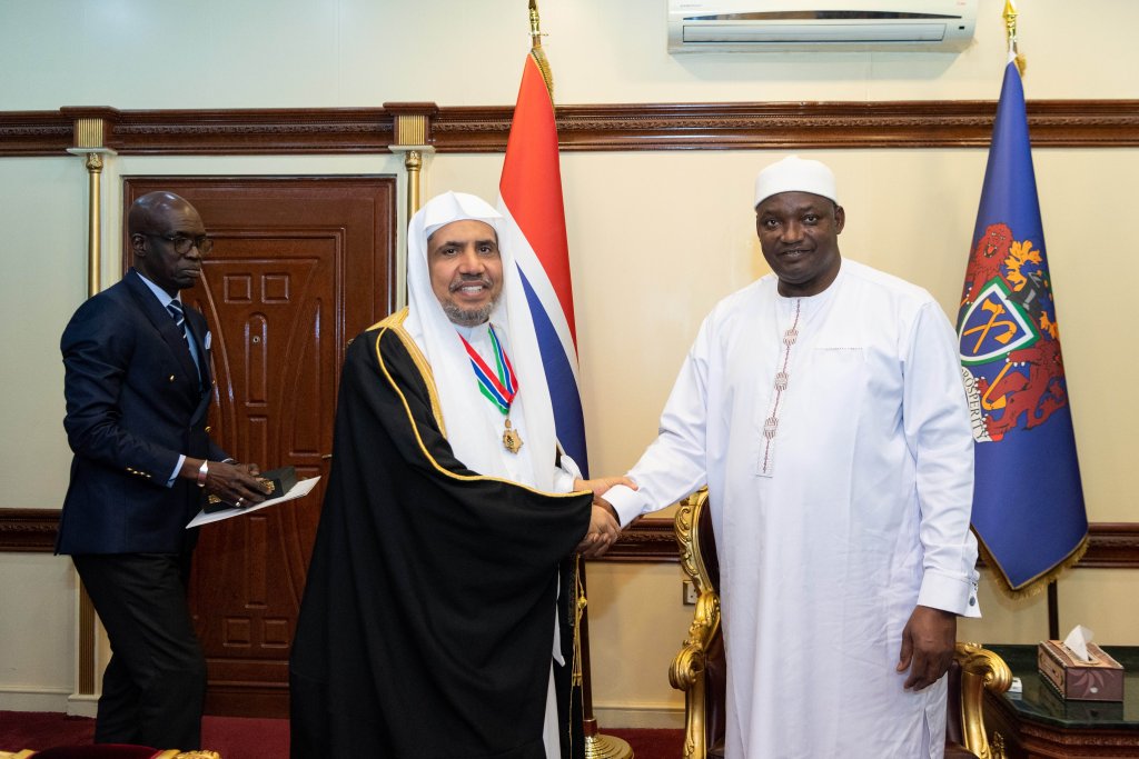 Le Président de la République de Gambie Adama Barrow remet à  Mohammad Alissa le prix d’« Ambassadeur de la paix internationale », lors d’une grande célébration organisée à Banjul.
