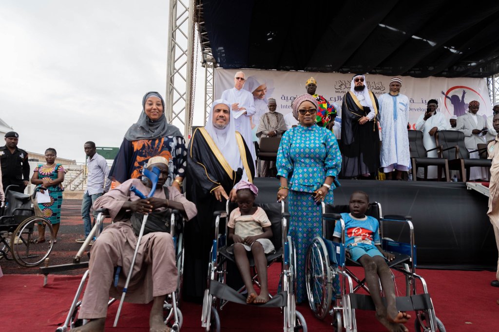 Dans le cadre de sa mission humanitaire à travers le continent africain, la LIM soutient les orphelins du Ghana en leur fournissant nourriture, abri et vêtements. Elle y mène également des projets éducatifs.