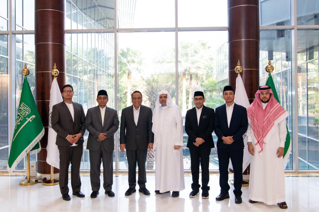 Yang Mulia Sekretaris Jenderal LMD, Ketua Asosiasi Ulama Muslim, Syekh Dr. Mohammed Al-Issa  , menerima Waketum Dewan Masjid Indonesia, Wakil Presiden Dunia Melayu Dunia Islam,