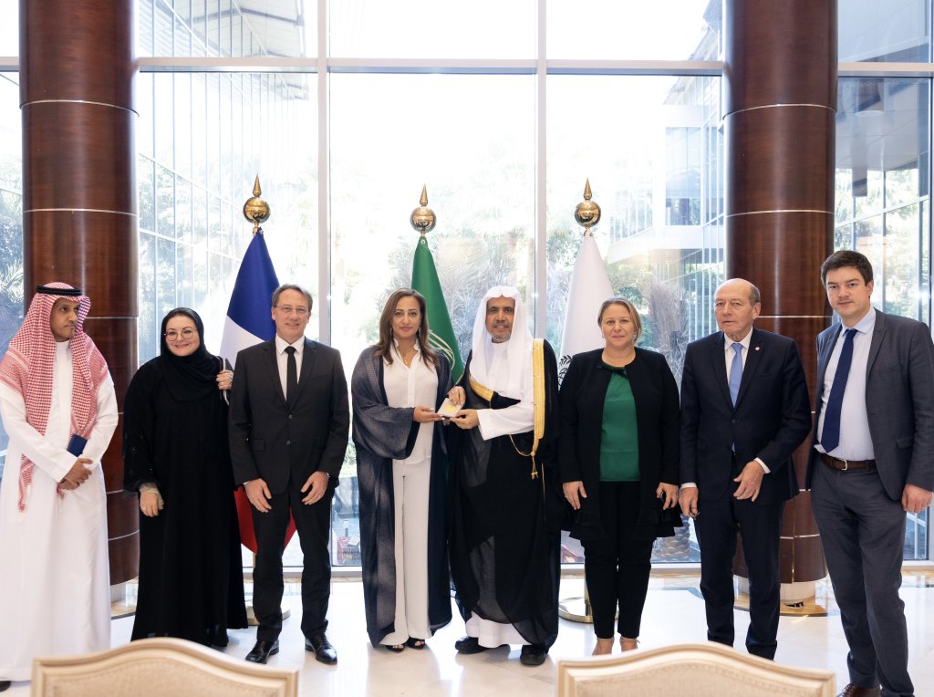 Pada siang hari ini, Yang Mulia Sekretaris Jenderal LMD, Ketua Asosiasi Ulama Muslim, Syekh Dr. Mohammed Al-issa    , bertemu dengan delegasi parlemen Perancis, di kantor cabang Liga Muslim Dunia di Riyadh