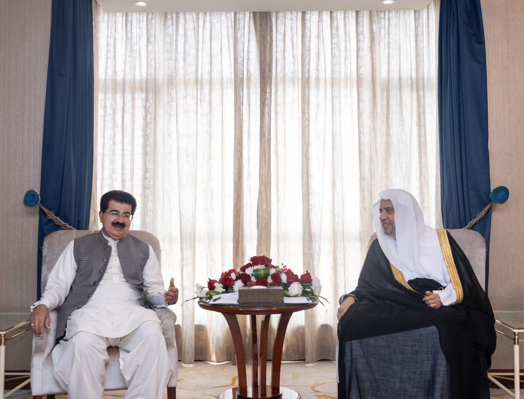 Aujourd’hui à Médine: Mohammad Alissa a reçu le Président du Sénat pakistanais, M. Sadiq Sanjrani. Ils ont passé en revue les initiatives et les programmes les plus importants pour la promotion de la conscience islamique.