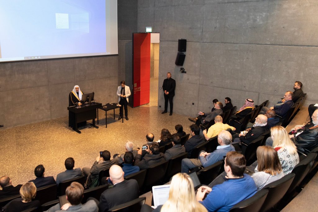 L'année dernière, Mohammad Alissa a donné une conférence aux étudiants de la plus grande université d’Islande uni_iceland sur l'importance d'une communication ouverte: "Le dialogue entre les religions, les cultures et les civilisations construit des ponts de compréhension. »