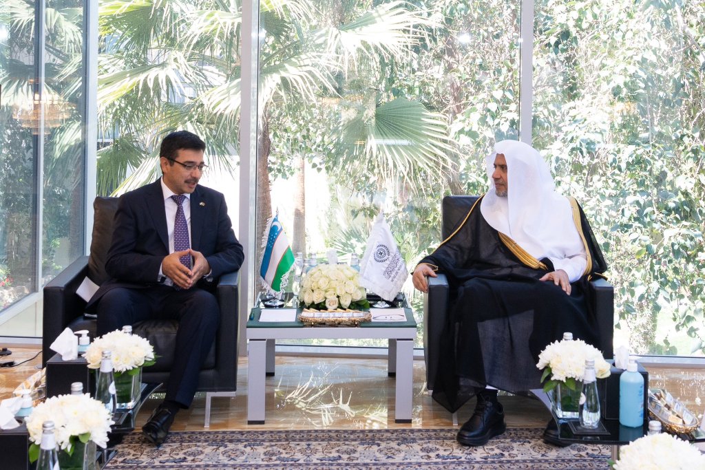 استقبل معالي الأمين العام رئيس هيئة علماء المسلمين، فضيلة الشيخ د.⁧‫محمد العيسى‬⁩، سعادة سفير جمهورية أوزبكستان بالمملكة العربية السعودية، السيد أُولُوغبيك مقصودوف