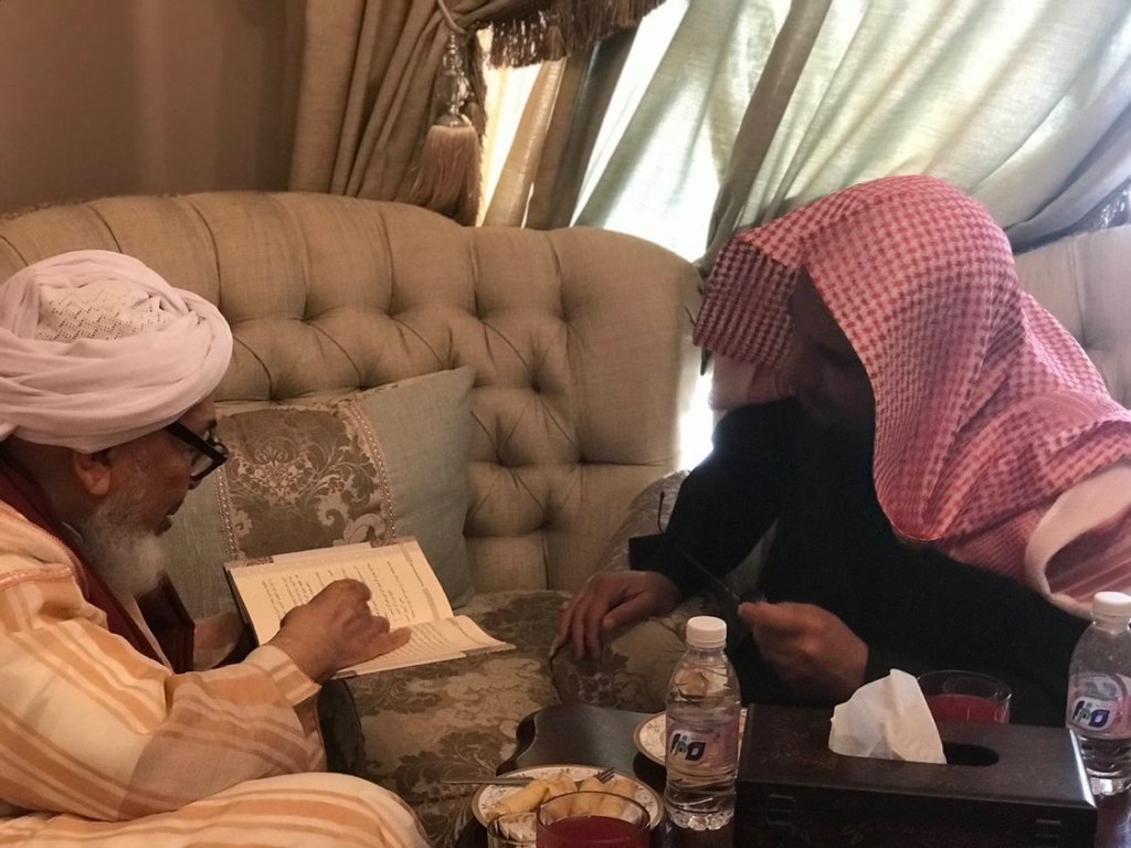 Conformément à l'ouverture de la Ligue au monde entier, le Secrétaire Général a rencontré le cheikh Abdoullah bin Bayya
