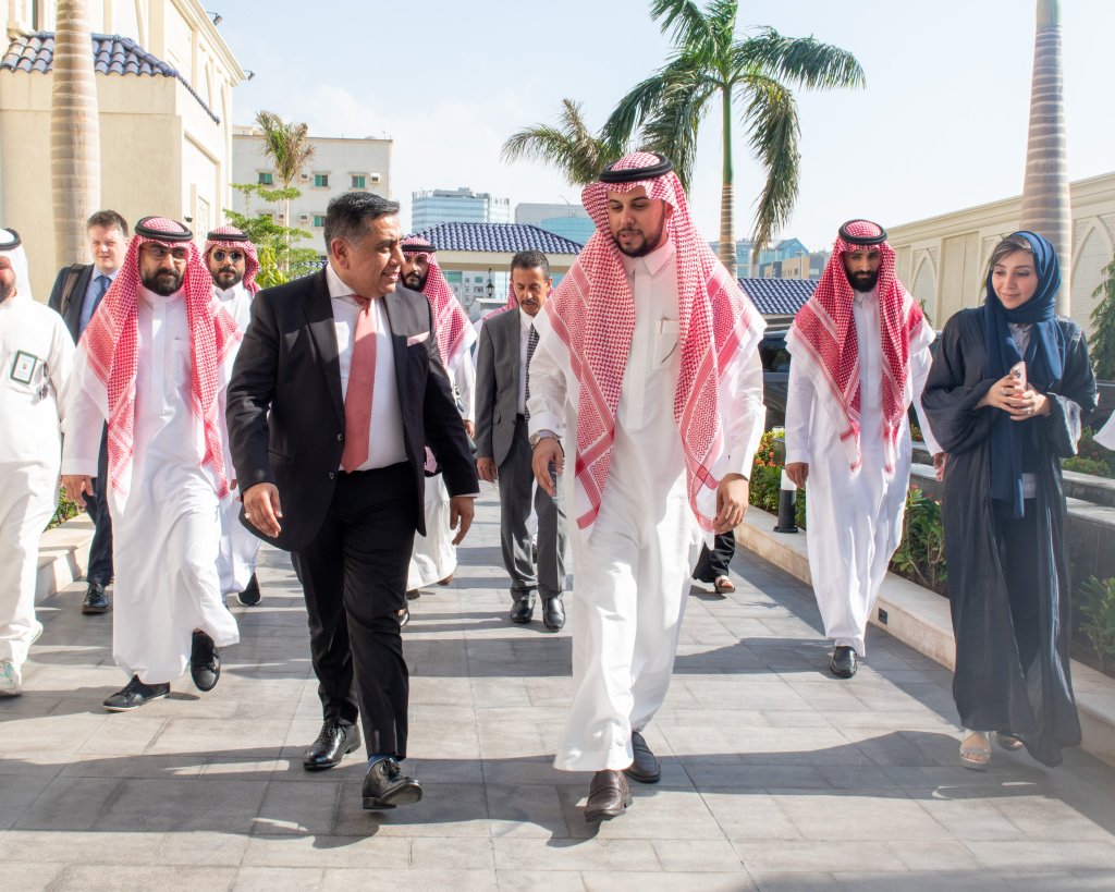 Yang Mulia Asisten Sekretaris Jenderal Komunikasi Korporat, Tuan Abdulwahab Al-Shehri, menyambut delegasi Inggris yang dipimpin oleh Yang Mulia Menteri Negara Inggris untuk Urusan Timur Tengah, Afrika Utara, Asia Selatan, serta Urusan PBB dan Persemakmura