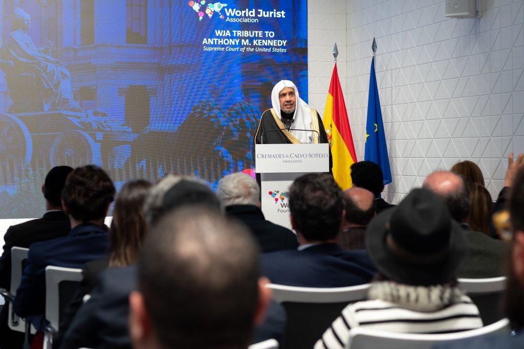 ‏استضافت الجمعية الدولية للحقوقيين بمدريد معالي الأمين العام، الشيخ د.⁧‫محمد العيسى‬⁩، لإلقاء محاضرة، بعنوان "الأديان من أجل السلام".