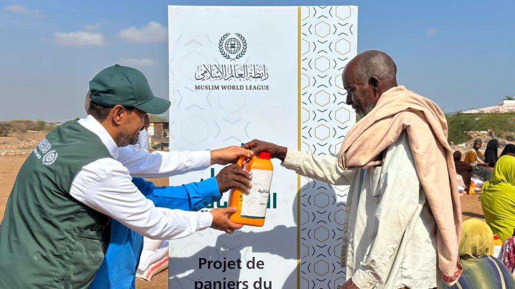 قوافِلُ ⁧‫رابطة العالم الإسلامي‬⁩ تُوَاصِل تنفيذَ مشروع توزيع السِّلال الرَّمضانية على الفئات الأكثر احتياجًا في العالَم الإسلامي ودول الأقليَّات، هنا حطَّت رحالُ العطاء في "جيبوتي" العزيزة