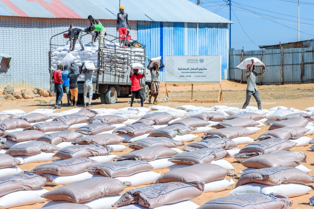 The Muslim World League continues to implement its project to distribute Ramadan Food Baskets to those in need in the Islamic world and the countries with Muslim minorities. Here, the MWL team is distributing Ramadan Food Baskets to people in Somalia.