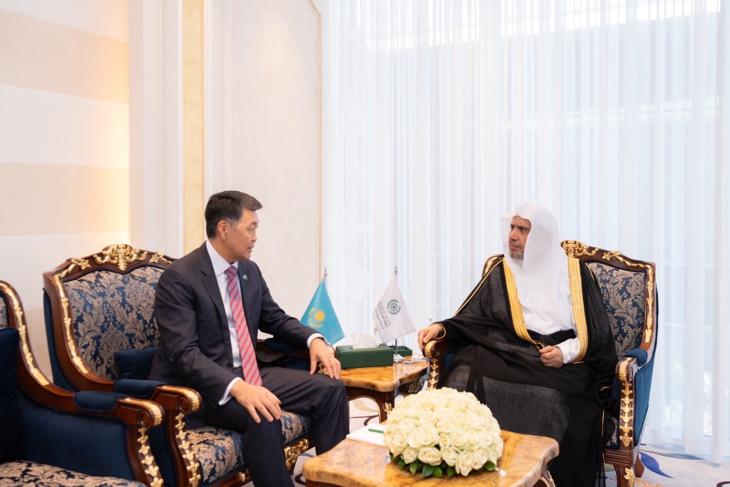 Yang Mulia Sekretaris Jenderal LMD, Ketua Asosiasi Ulama Muslim,   Syekh Dr.Mohammed Alissa, menerima di kantornya Yang Mulia Duta Besar Republik Kazakhstan untuk Kerajaan Arab Saudi
