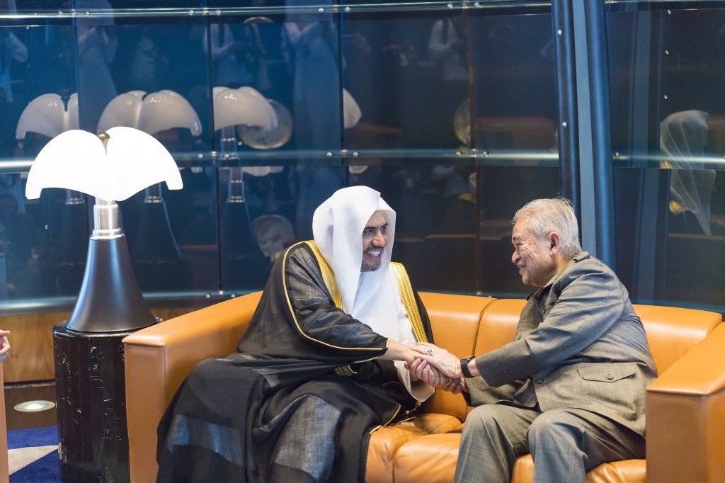 Le Secrétaire Général de la LIM échangeant avec M. Abdullah bin Haji Ahmad Badawi, ancien Premier Ministre de Malaisie.