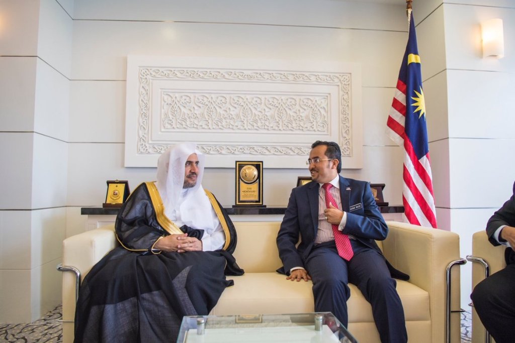 Le SG rencontrant en Malaisie le Sénateur et ministre malaisien Ashraf Wajdi, spécialiste académique de l'économie.