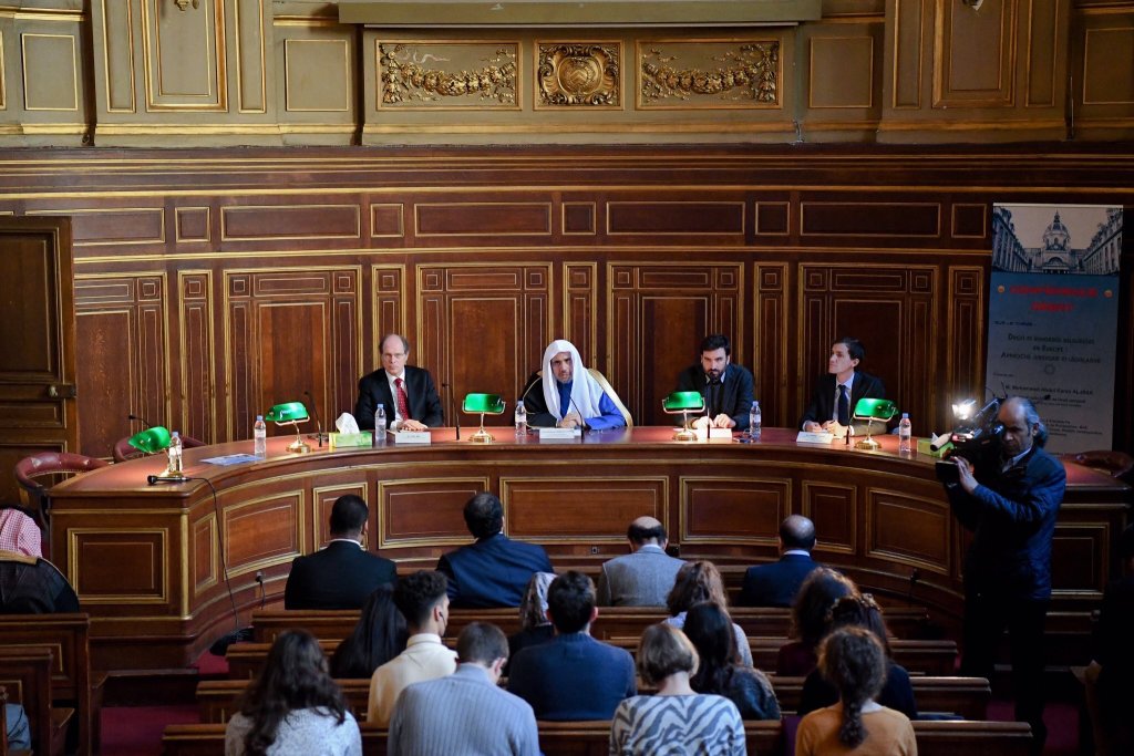 Le SG tenant une conférence à l'université de La Sorbonne devant un certains nombres d'étudiants et de grands académiciens.
