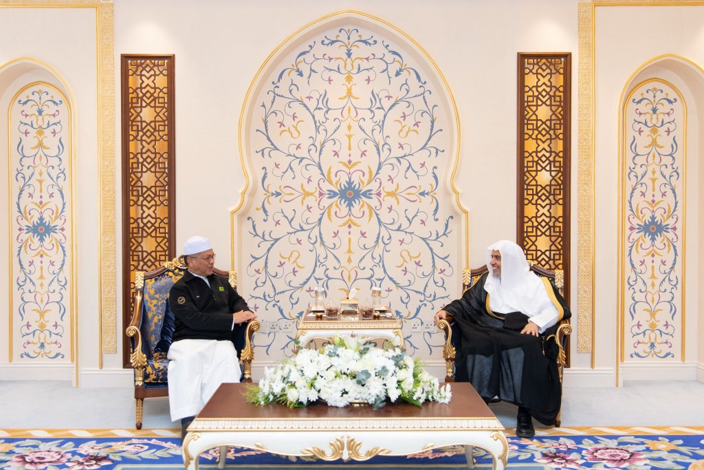 Au siège de la Ligue islamique mondiale à La Mecque, cheikh Dr. Mohammed Al-Issa, Secrétaire général de la LIM et président de l'Organisation des savants musulmans, a reçu Muhammad Naim bin Mokhtar