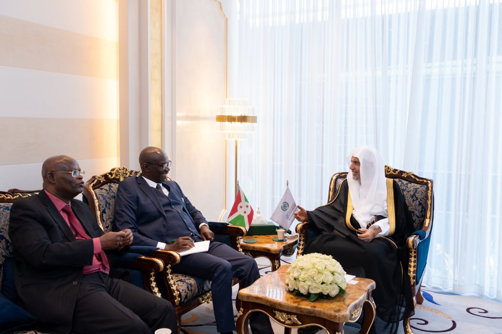 Le Secrétaire général, Président de l'Organisation des savants musulmans, cheikh Mohammed Al-Issa , a reçu à Riyad, l'envoyé spécial du Président de la République du Burundi