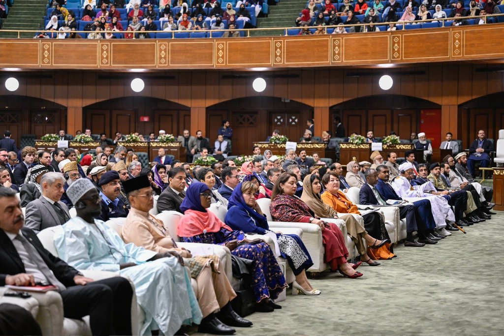 El Secretario General y Presidente de la Comisión de Ulemas, el Sheij Mohammed Al-Issa , durante el lanzamiento de la conferencia EducacionDeNiñas en las sociedades musulmanas desde la capital de Pakistán, Islamabad: