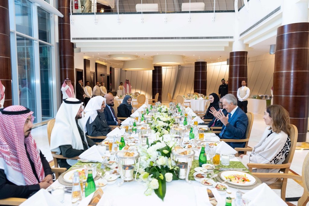 A Riyad le SG de la Ligue islamique mondiale et président de l’Organisation des musulmans Mohammad Alissa a reçu pour déjeuner l’ancien Premier-ministre britannique Tony Blair afin de traiter de divers sujets d’intérêt commun.